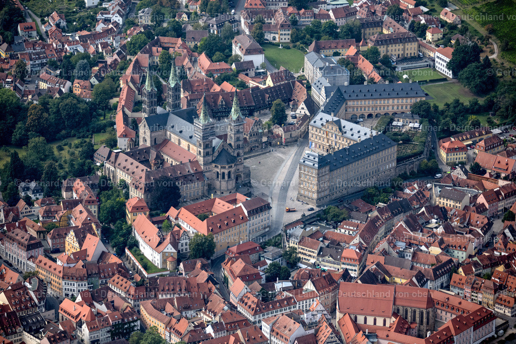 4060153 | BAMBERG 07.09.2021 Platz- Ensemble Domplatz mit Dom und neuer Residenz im Altstadtbereich und Innenstadtzentrum von Bamberg im Bundesland Bayern, Deutschland. // Ensemble space  with cathedral and new residence in the inner city center in Bamberg in the state Bavaria, Germany. Foto: Gerhard Launer