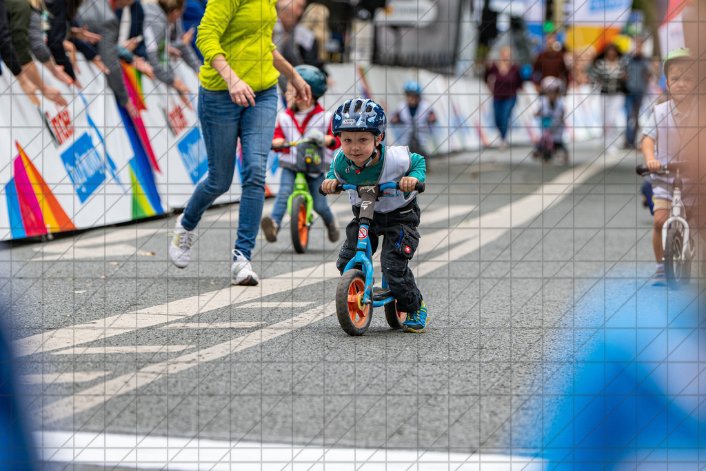 DeutschlandTour 2025 | Etappe 2 - Arnsberg (Ziel) | Kinder Joy of moving, Laufradrennen  //  22.08.25: DeutschlandTour 2025 | Etappe 2 - Arnsberg (Ziel) / Arnsberg / Deutschland  //   CREDIT:www.bullenfotos.de, Martin König, Hörner Weg 40, D-49078 Osnabrück, +4917663732967 // Nutzung und Weitergabe nur zu den vereinbarten Zwecken. Presseanfragen an Ersteller. Alle Rechte beim Ersteller. Honorierung nach MFM. - Realisiert mit Pictrs.com