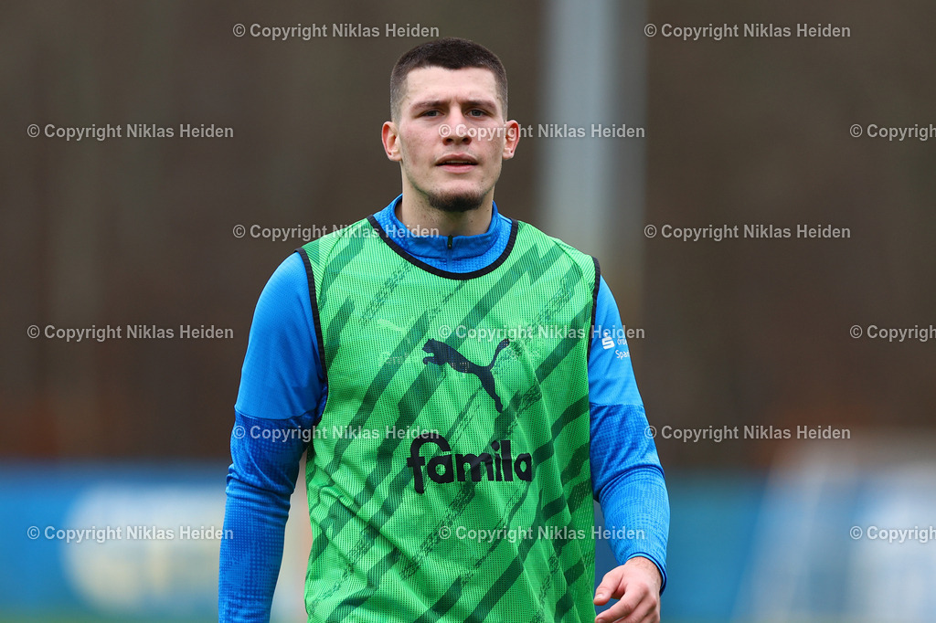 NH_HolsteinKiel_Training_10122025 | #17 Mladen Cvjetinovic (Holstein Kiel)Fußball I Herren I Training I Saison 2025-2026 I Holstein Kiel I 10.12.2025 I Citti-Fußballpark
