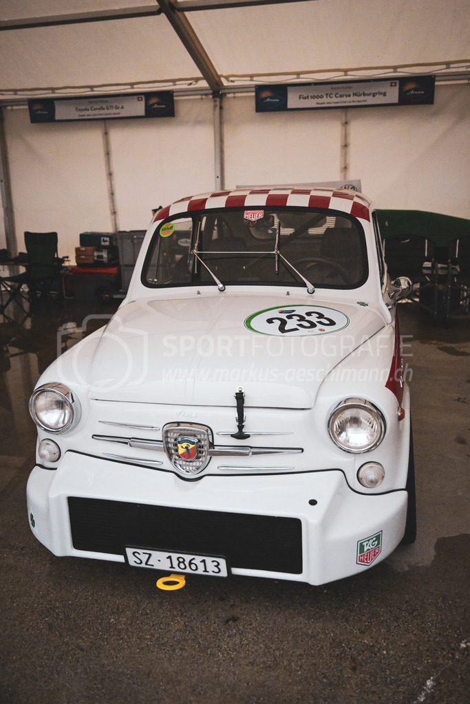 21. Arosa ClassicCar 2025 - 5. September 2025 | Der Fiat 1000 TC Corse Nürburgring aus dem Jahre 1962 mit Startnummer 233 von Karim Kohler aus Bergdietikon (SUI) am Arosa ClassicCar 2025 in der Kategorie Classic Trophy..@arosaclassiccar, @arosa.official, #arosaclassiccar, #arosa, #76curves, #classiccarBild: Sportfotografie Markus Aeschimann | www.markus-aeschimann.ch - Realisiert mit Pictrs.com