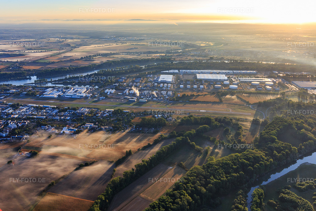 Luftbild: Landebahn des FSL Flugplatz Speyer/Ludwigshafen von Westen in Speyer im Bundesland Rheinland-Pfalz in Deutschland. Foto: IMG_110849.jpg vom 08.09.2018 durch Werner Riehm/FLY-FOTO.deFliegen Aus Tradition. We Make You Fly. – FSL Flugplatz Speyer/Ludwigshafen GmbH