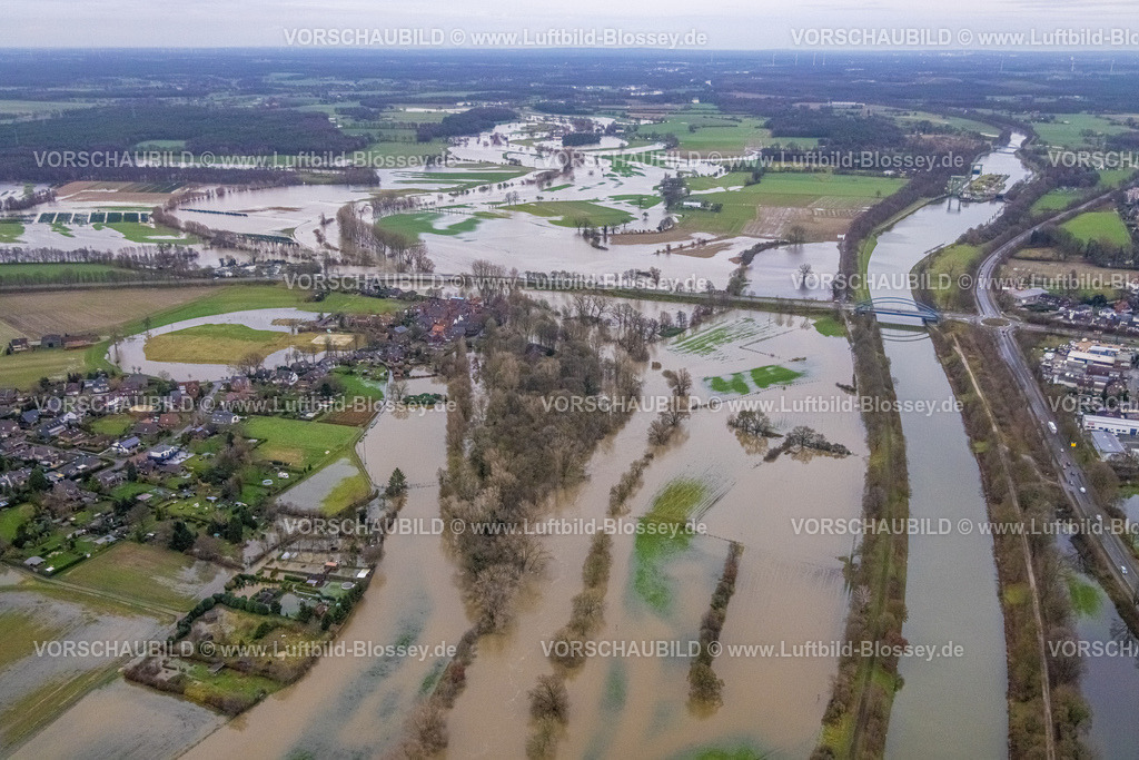 Huenxe231204089 | Luftbild vom Hochwasser der Lippe, Weihnachtshochwasser 2023, Fluss Lippe tritt nach starken Regenfällen über die Ufer, Überschwemmungsgebiet am Ortsteil Krudenburg, Wesel-Datteln Kanal Brücke der Dinslakener Straße über den Wesel-Datteln-Kanal, Hünxe, Ruhrgebiet, Nordrhein-Westfalen, Deutschland