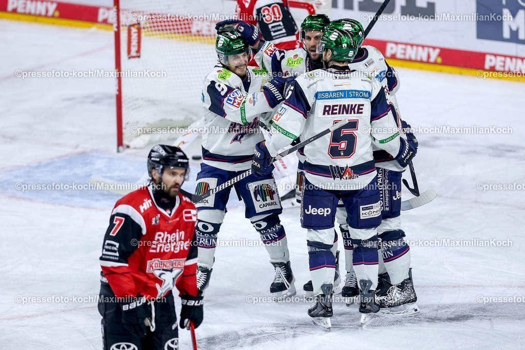 KEC20042601021 | 20.04.2026, Eishockey, DEL Halbfinale Play-Offs, Kölner Haie - Eisbären Berlin, Spiel 6, Lanxess-Arena Köln: Torjubel nach dem Tor zum 2:0 durch Torschütze Frederik Tiffels (Eisbären Berlin #95)  zusammen mit  Mitch Reinke (Eisbären Berlin #05) Ty Ronning (Eisbären Berlin #09) Adam Smith (Eisbären Berlin #04) 