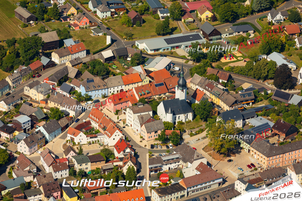 Luftaufnahme der Stadt Thiersheim - Die Luftaufnahme wurde 2025 vom UL-Flugzeug heraus erstellt ( keine Drohne ) - Hochauflösende Luftaufnahme - für professionelle Ausdrucke geeignet. Die Geschenkidee !Mit Lizenz und Bildrechte bestellbar