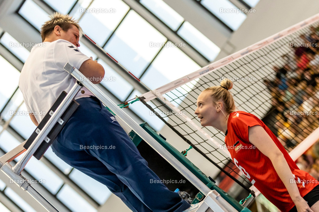 2022-00063268-Testspiel-Deutschland-Brasilien | Jennifer JANISKA #6 (Annahme-Außen) GER bei Schiedsrichterin, 17.09.2022; Berlin Foto: Gerold Rebsch - www.beachpics.de
