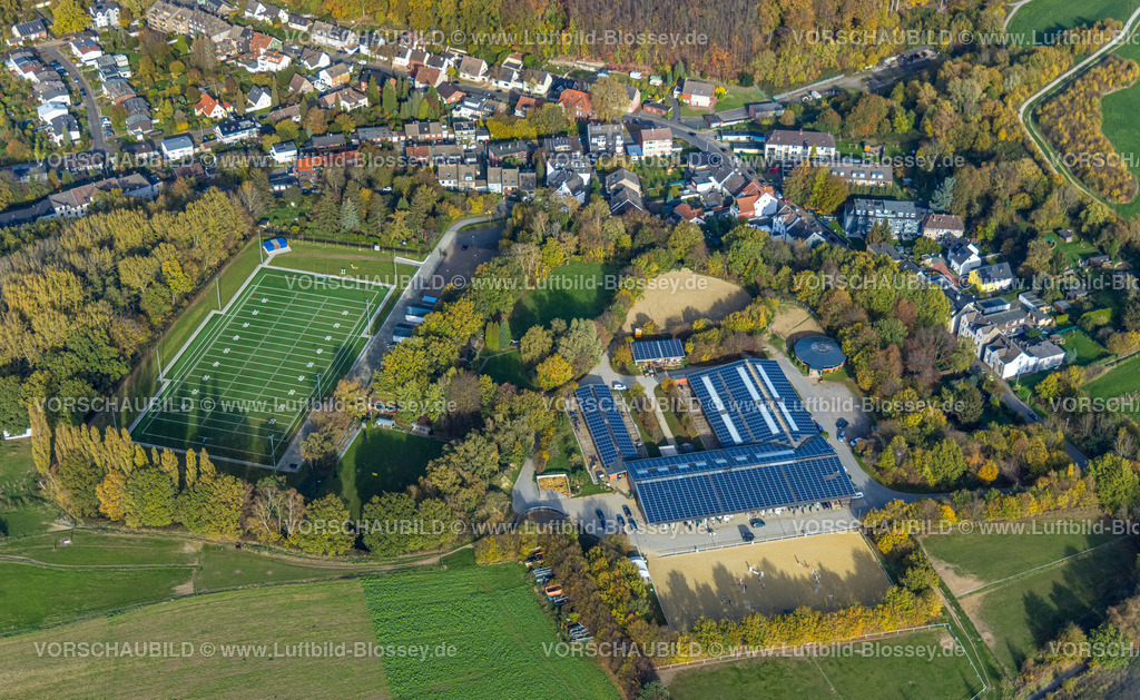 Bochum221101155 | Luftbild, Sportanlage Schultenhof American Football, Bochumer Reiterschaft mit Solardach, Bergen, Bochum, Ruhrgebiet, Nordrhein-Westfalen, Deutschland