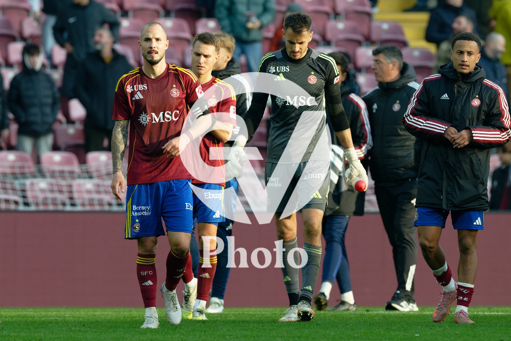 Brack Super League - Servette FC v FC Zurich | Servette FC looks dejected Joel Mall (1 Servette FC) Steve Rouiller (4 Servette FC)  during the Brack Super League match between Servette FC and FC Zurich at Stade de Geneve in Geneva, Switzerland
