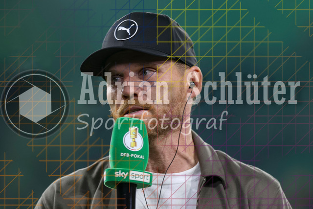 Borussia Mönchengladbach vs Karlsruher SC - DFB-Pokal 2. Runde | Mönchengladbach, Deutschland, 28.10.25:   Trainer Eugen Polanski (Borussia Mönchengladbach) im Interview waehrend des Spiels der DFB-Pokal 2. Runde zwischen Borussia Mönchengladbach vs Karlsruher SC im Stadion im Borussia Park(Foto von Brauer-Fotoagentur / Adrian Schlueter)