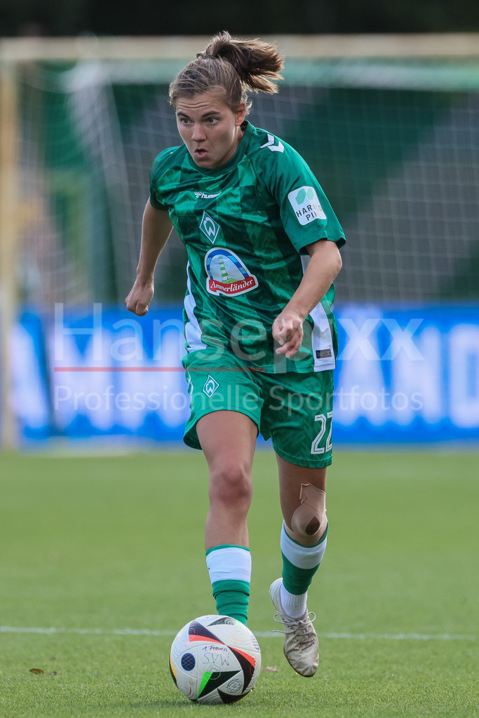 Fussball, Google Pixel Frauen-Bundesliga, SV Werder Bremen - 1. FFC Turbine Potsdam | v.li.: Rieke Dieckmann (SV Werder Bremen, 22) am Ball, Einzelbild, Ganzkörper, Aktion, Action, Spielszene