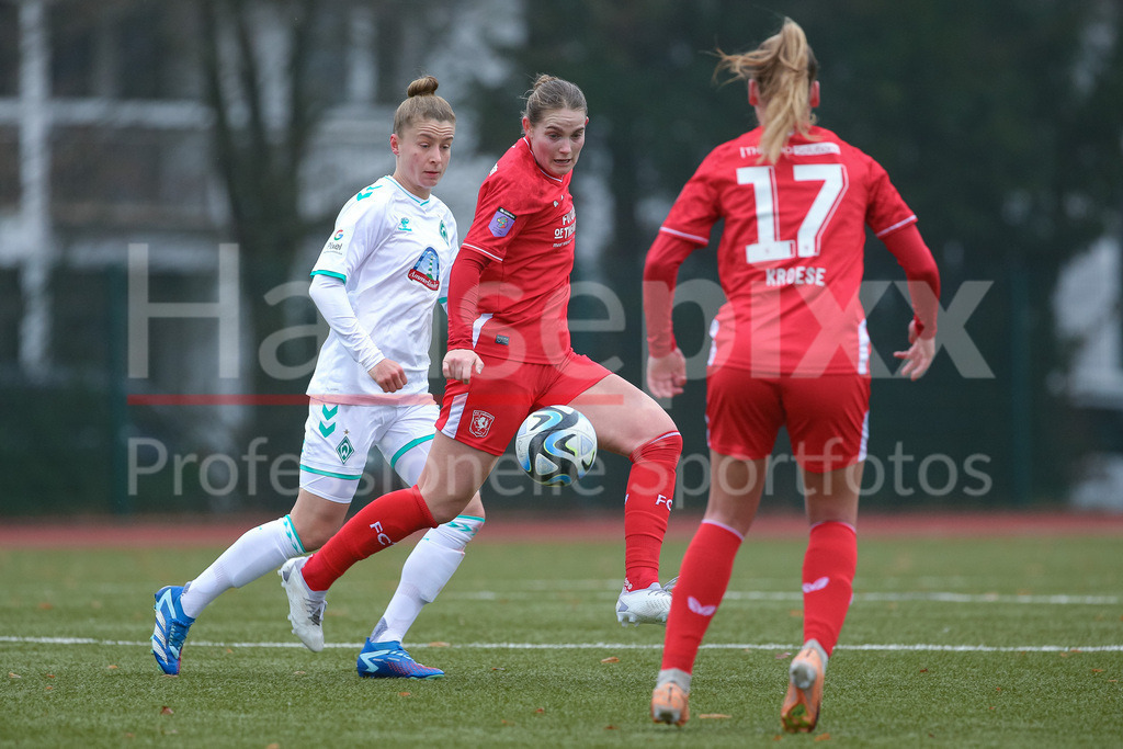 Fussball, Testspiel Frauen, SV Werder Bremen - FC Twente Enschede | v.li.: Michelle Ulbrich (SV Werder Bremen, 5) und Taylor Ziemer (FC Twente Vrouwen, 25) im Zweikampf, Duell, Dynamik, Aktion, Action, Spielszene