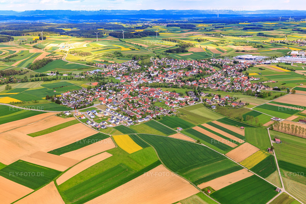 Luftbild: Ortsansicht von Westen im Ortsteil Waldmössingen in Schramberg im Bundesland Baden-Württemberg in Deutschland. Foto: IMG_114567.jpg vom 30.05.2019 durch Werner Riehm/FLY-FOTO.de