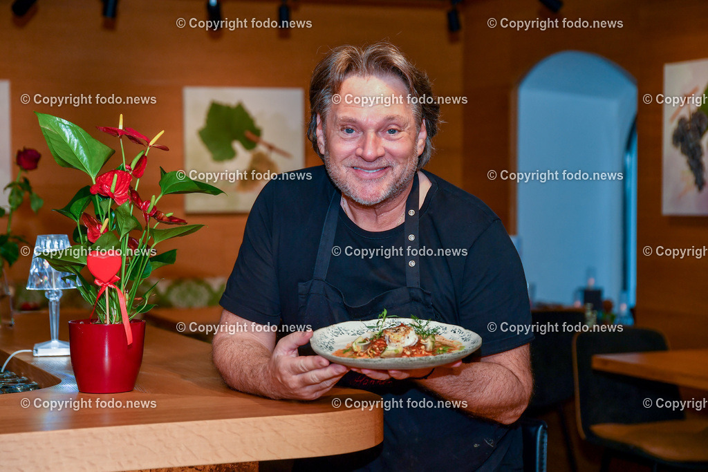 LeBüsch_ Heinz Hanner_ 22.02.2023-9 | 22.02.2023, Linz, AUT, LeBüsch, im Bild Heinz Hanner (Koch) mit der fertigen Speise - Seeteufel