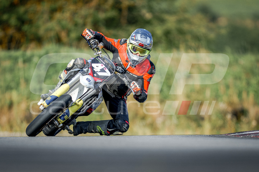 SuperMoto_Staatsmeisterschaft_Fuglau-75 | GRIPcapture steht für authentische Sportfotografie in Österreich – für Momente, die mehr sind als Geschwindigkeit oder Ergebnis. Es geht um Emotion, Spannung, Fokus und den Augenblick, der oft nur einen Wimpernschlag dauert.Ob Motorsport, Teamsport oder 