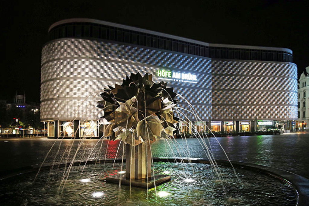 Foto: Leipzig - Pusteblumen-Brunnen bei Nacht | Das Team hinter BILDLEXIKON LEIPZIG bündelt historische wie aktuelle Informationen über die Stadt Leipzig in Text und Bild auf einer Plattform und stellt diese der interessierten Öffentlichkeit zur Verfügung.