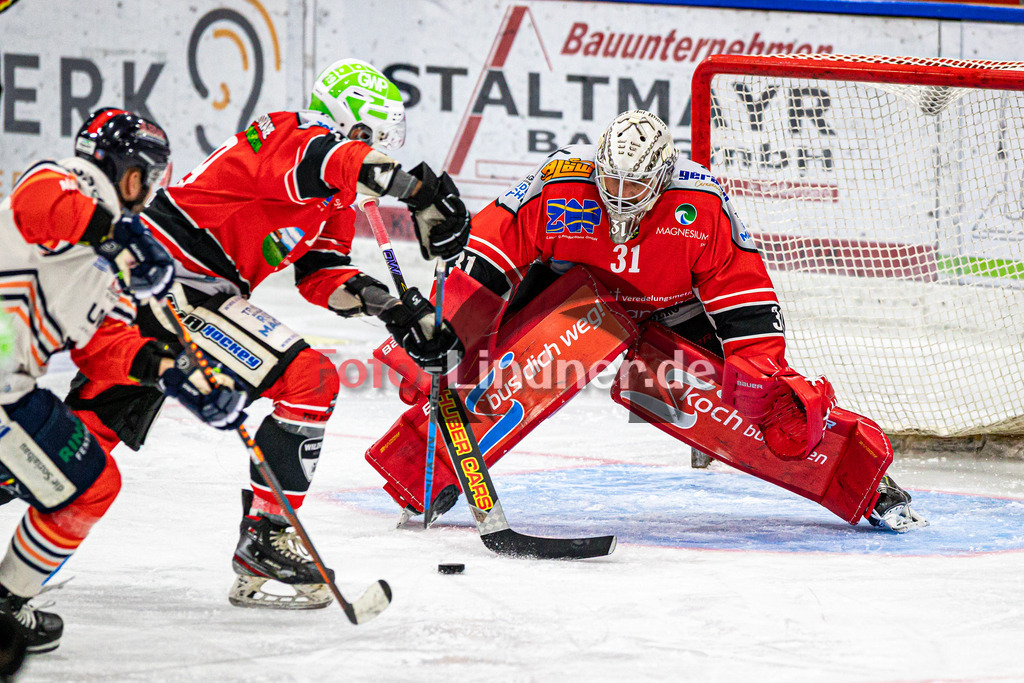 TSV Peißenberg Miners vs ESC Kempten SHARKS | Eishockey Bayernliga Vorbereitung 2024/2025, TSV Peißenberg Miners vs ESC Kempten SHARKS, 20241004,Korbinian SERTL (Miners Goali 31) wachsam,2024-10-04 in Peißenberg (Eisstadion)Korbinian SERTL (Miners Goali 31)Copyright: WolfgangxLindner