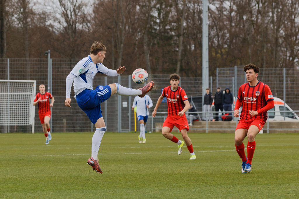 20260412-FCHS04_015 | 1.FC Heidenheim 1846 vs. FC Schalke 04, Fußball, U19, A-Junioren, NWL, U19-DFB-Nachwusliga, 2025/2026, 8. Spieltag, 12.04.2026 in Heidenheim, Walter-Birkhold-Jugendstadion (Foto: Michael Bulling) - Realisiert mit Pictrs.com