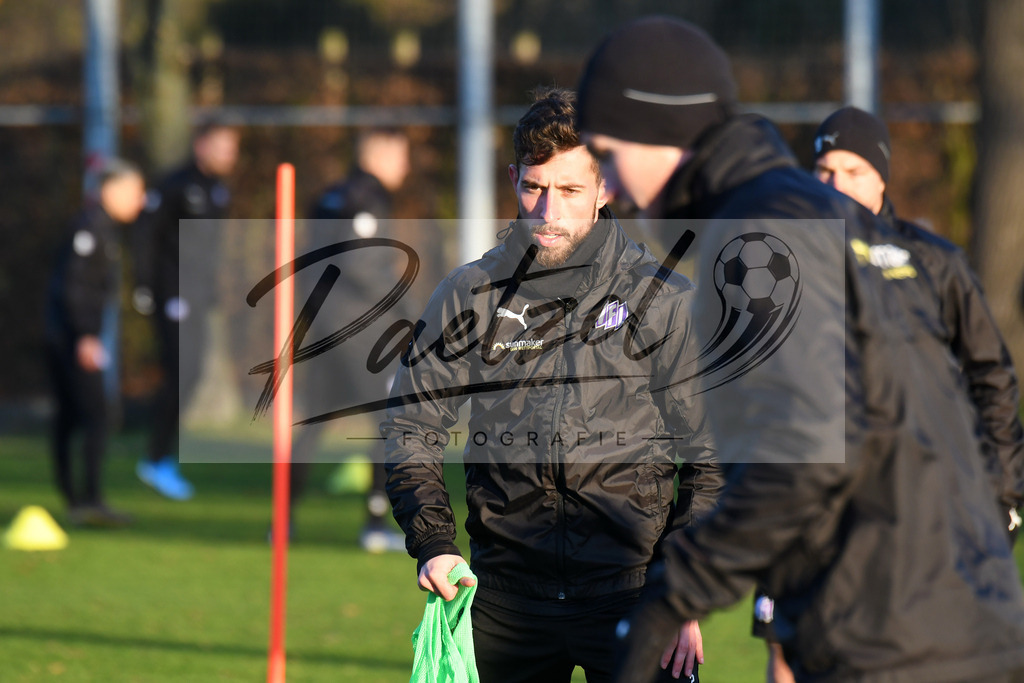 20200121_TRAOSN_0046 | Fußball, Herren: Manuel Farrona Pulido (VfL Osnabrück) schaut beim Training des VfL Osnabrück am 21.01.2020 im Sportpark Illoshöhe in Osnabrück, Deutschland.(Foto von Nico Paetzel) - Realisiert mit Pictrs.com