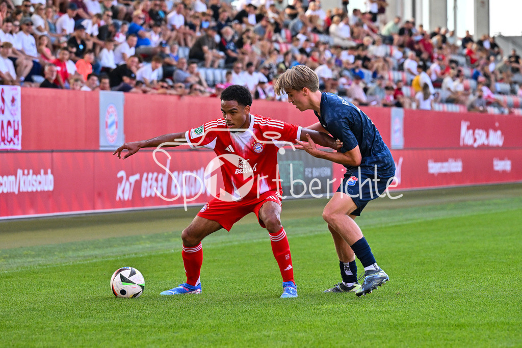 FC Bayern München U19 - SpVgg Unterhaching U19 | im Duell Chivano WIJKS (FCB #2) und Gabriel FREIMUTH (Haching 14) / Zweikampf / U19 DFB-Nachwuchsliga: FC Bayern München U19 - SpVgg Unterhaching U19; FC Bayern Campus am 10.08.2025