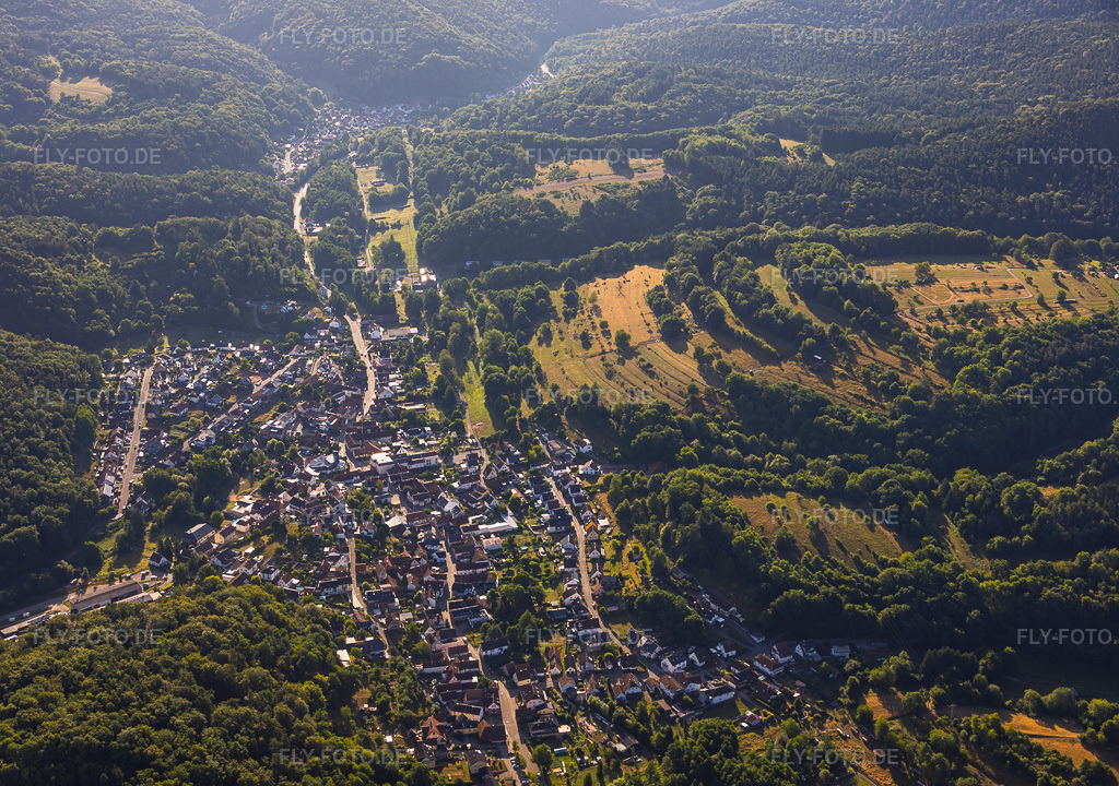 Luftbild: Ortsansicht von Westen in Silz im Bundesland Rheinland-Pfalz in Deutschland.Foto: IMG_158046.jpg vom 22.07.2026 durch Werner Riehm/FLY-FOTO.deAuflösung des Originals: 5686 x 4000 px