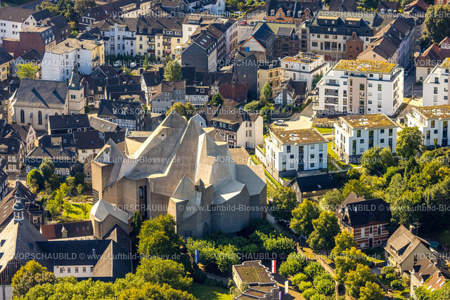 Velbert240811856Neviges | Luftbild, Mariendom mit zerklüfteter Dachkonstruktion, Franziskanerkloster Hardenberg und kath. Pfarrkirche St. Mariä Empfängnis, hinten links die evang. Stadtkirche, Neviges, Velbert, Ruhrgebiet, Nordrhein-Westfalen, Deutschland
