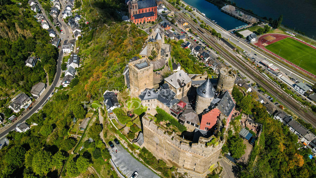 Schönburg- | Luftaufnahme der Schönburg und der Stadt Oberwesel.Ausser der Burg sind auch noch die Liebfrauenkirche und viele andere Sehenswürdigkeiten zu sehen. - Realisiert mit Pictrs.com