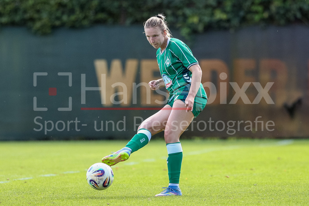 Fussball, Testspiel Frauen, SV Werder Bremen - SC Heerenveen | Kaylie Ronan (SV Werder Bremen, 4) am Ball, Freisteller, Einzelbild, Ganzkörper, Aktion, Action, Spielszene