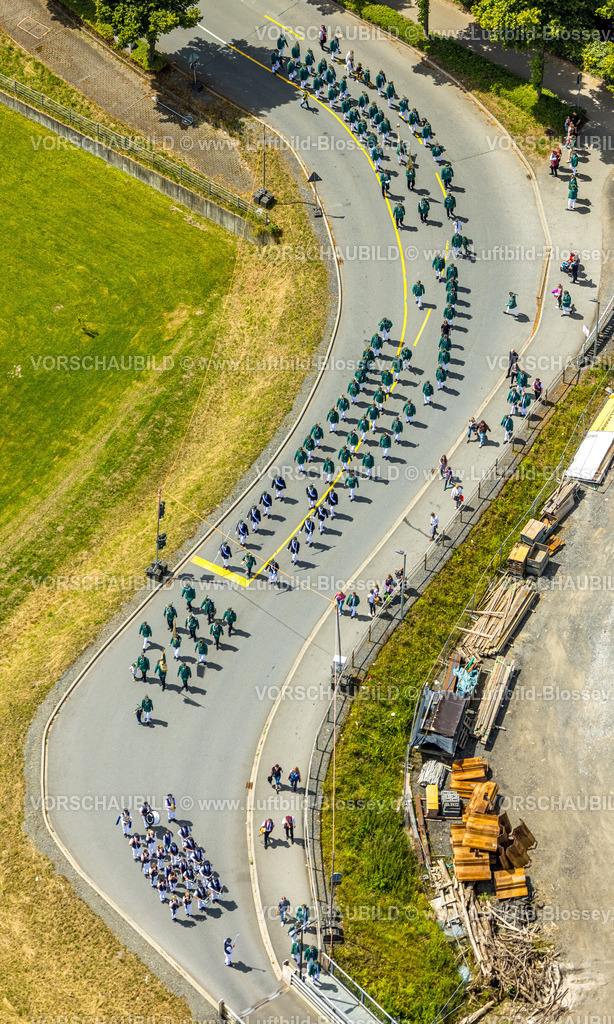 Arnsberg240708206 | Luftbild, Schützenverein Straßenumzug, St. Sebastianus Schützenbruderschaft 1766 e.V. Oeventrop, Glösingen, Arnsberg, Sauerland, Nordrhein-Westfalen, Deutschland