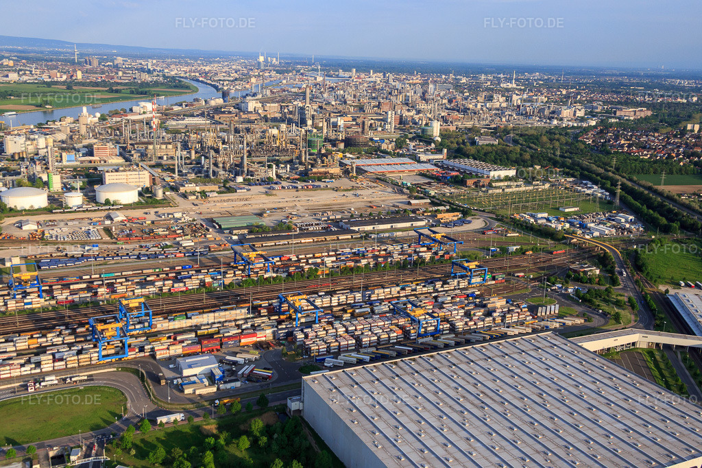 Luftbild: Güterbahnhof und Warenlager BASF Y130 der BASF von Nordwesten im Ortsteil BASF in Ludwigshafen im Bundesland Rheinland-Pfalz in Deutschland. Foto: IMG_088234.jpg vom 09.05.2016 durch Werner Riehm/FLY-FOTO.de