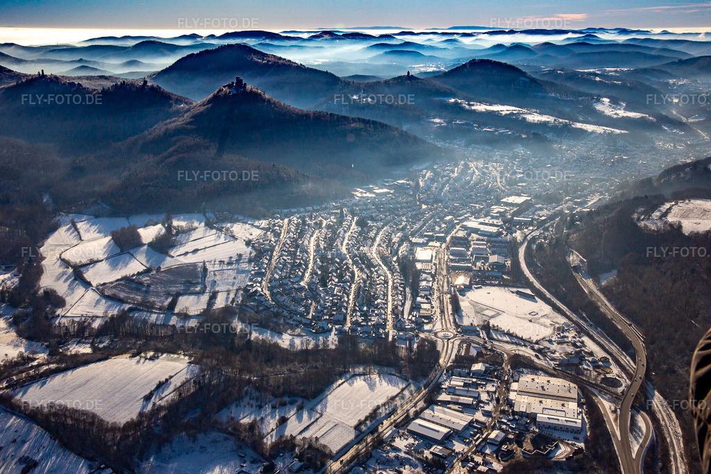 Luftbild: Queichtal mit Rehbergturm, Burg Trifels, Burgruinen Anebos und Scharfenberg aus Osten im Winter bei Schnee in Annweiler am Trifels im Bundesland Rheinland-Pfalz in Deutschland. Foto: IMG_139897.jpg vom 20.01.2024 durch Werner Riehm/FLY-FOTO.de