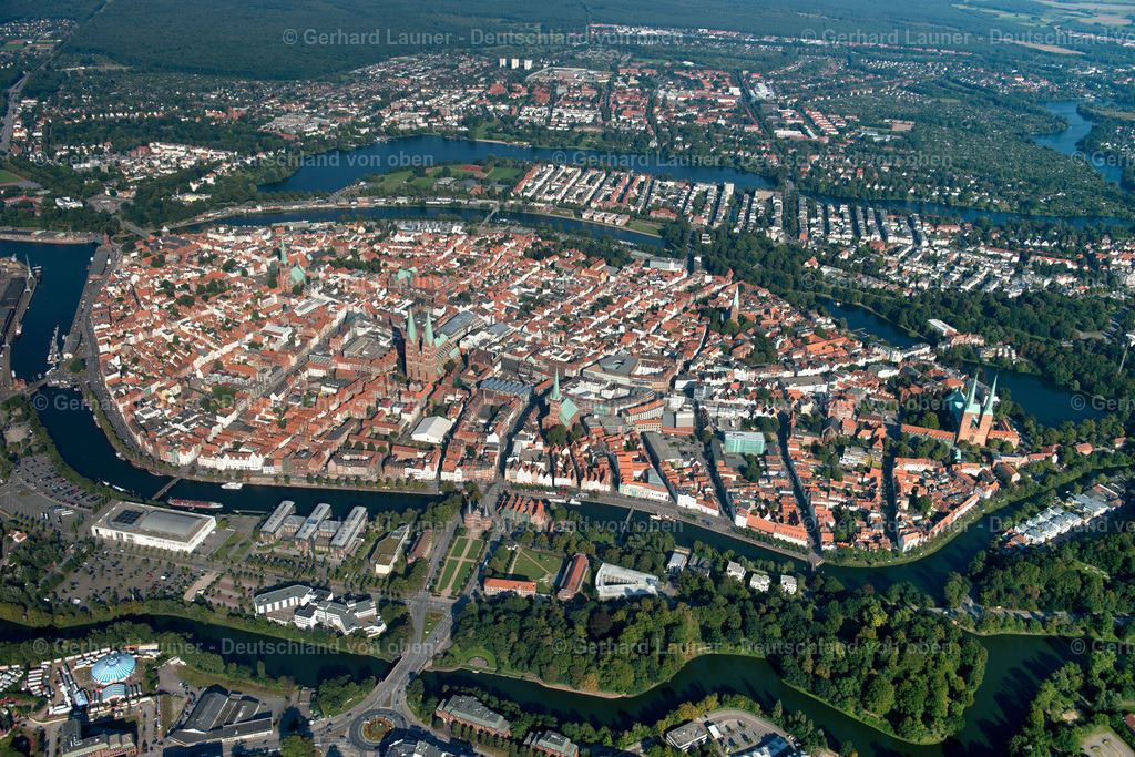 3293113 | Altstadtinsel Lübeck ist eine norddeutsche Stadt, die sich durch ihre Bauten im Stil der Backsteingotik auszeichnet. Diese entstanden im Mittelalter, als Lübeck die Hauptstadt der Hanse war. Das Wahrzeichen der Stadt ist das Holstentor aus Backstein, das im Jahr 1478 vollendet wurde und dazu diente, die auf einer Insel in der Trave gelegene Altstadt abzuschirmen. Die Marienkirche, die nach dem 2. Weltkrieg wiederaufgebaut wurde, ist ein im 13.–14. Jahrhundert errichteter Backsteinbau, der als architektonisches Vorbild für viele nordeuropäische Kirchen diente