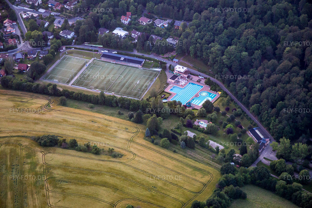 Luftbild: Waldschwimmbad Michelstadt in Michelstadt im Bundesland Hessen in Deutschland. Foto: IMG_089562.jpg vom 10.06.2016 durch Werner Riehm/FLY-FOTO.de