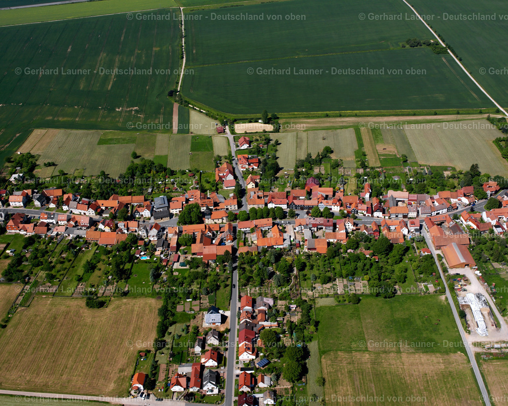 2634468 | BREITENHOLZ 09.06.2006 Landwirtschaftliche Nutzflächen und Feldgrenzen  umsäumen das Siedlungsgebiet des Dorfes in Breitenholz im Bundesland Thüringen, Deutschland // Agricultural land and field boundaries surround the settlement area of the village  in Breitenholz in the state Thuringia, Germany Foto: Gerhard Launer