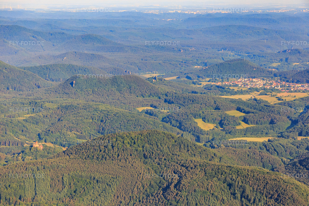 Luftbild: Burg Berwartstein hinterm Schniddelfels in Erlenbach bei Dahn im Bundesland Rheinland-Pfalz in Deutschland. Foto: IMG_080029.jpg vom 05.06.2015 durch Werner Riehm/FLY-FOTO.deBURGBERWARTSTEIN.DE