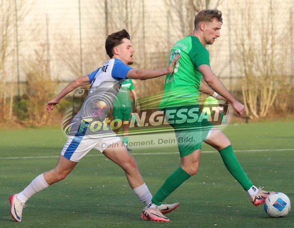 SC Bünde - TuS Brake | Auf dem Bild zu sehen: grün SC Bünde: Jordan Dusinovic ; weiß TuS Brake: Fynn DiembeckSC Bünde, TuS Brake, Saison 25/26, Bezirksliga, Deutschland - Realisiert mit Pictrs.com
