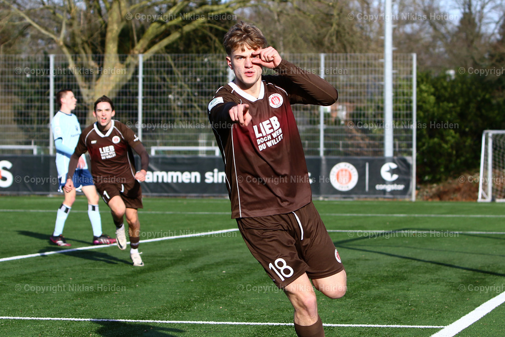 NH_FCStPauliU19_HamburgerSVU19_U19Bundesliga_27012024 | #18 Noah Palapies (FC St. Pauli U19) bejubelt sein Tor zur späten 1:0-Führung.

A-Junioren-Bundesliga Nord/Nordost I 14. Spieltag I 27.01.2024