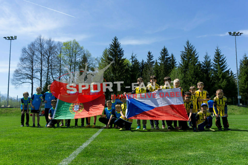 Portugal  U15 -Czech Republic U15 | Einlaufkinder ; Portugal  U15 -Czech Republic U15 am 29.04.2022 in Arnoldstein
(Sportplatz), AUSTRIA, (Photo by Ernst Krawagner sport-fan.at) - Realisiert mit Pictrs.com