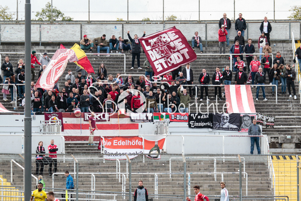 FC Bayern Amateure - FC Wuerzburger Kickers | Die Fans der Gaeste feuern ihr Team an