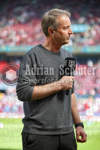 25.04.2026, GER, Fussball, Herren, 1. BL, Saison 2025/2026, 1. FC Köln - Bayer 04 Leverkusen | Trainer Kasper Hjulmand (Bayer 04 Leverkusen) schaut im Interview 