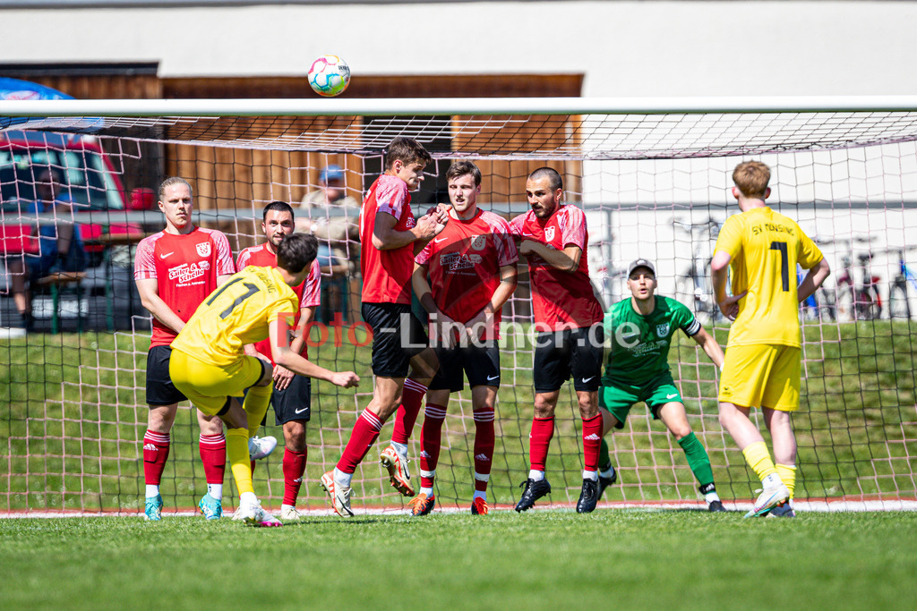 TSV Peißenberg vs SV Münsing-Ammerland | Abstiegs Qualifikationsrunde Kreisliga Gruppe C, TSV Peißenberg vs SV Münsing-Ammerland, 20240511,
Freistoß Michael LANG (SVM 17),
2024-05-11 in Peißenberg (Sportplatz Peißenberg)
Michael LANG (SVM 17), Julian WECKERLE (TSVP 11), Dennis MULAJ (TSVP 8), Michael GLADIATOR (TSVP 17), Hannes KUNTERWEIT (TSVP 4), Johannes JUNGMANN (TSVP 10)
Copyright: WolfgangxLindner www.foto-lindner.de