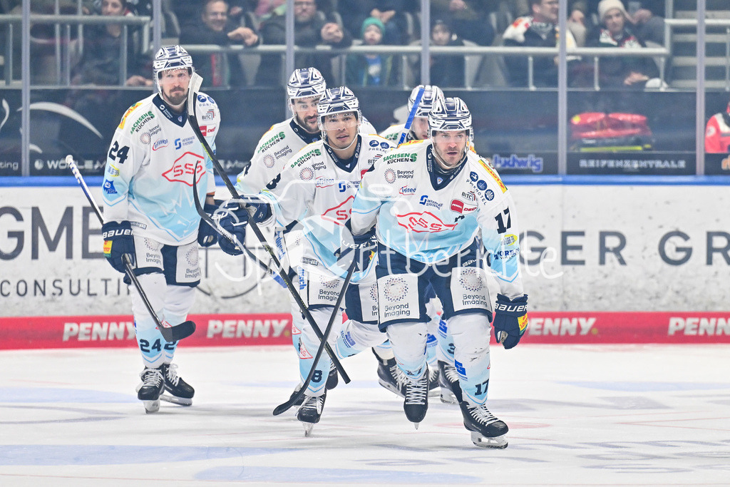 Augsburger Panther - Dresdner Eislöwen | AUGSBURG, DEUTSCHLAND - 06. MÄRZ: Jubel der Gäste nach dem Treffer zum 0-2 durch Lance BOUMA (Eislöwen Dresden 17) / Tor / Torschuetze / Freude / Happy / während dem Match zwischen den Augsburger Panthern und den Dresdner Eislöwen am 49. Spieltag der Penny DEL im Curt Frenzel Stadion