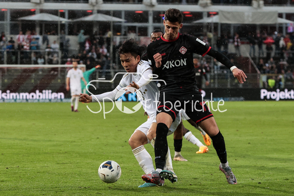FC Würzburger Kickers - FC Bayern Amateure | Taichi FUKUI (FCB #21) im Duell mit Ivan FRANJIC (FWK #17)
