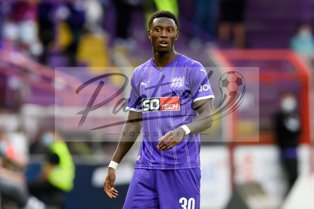 OSNVKO2021090620210906_165 | Fussball, Herren: Aaron Opoku (VfL Osnabrueck) schaut beim Spiel der 3. Liga zwischen VfL Osnabrueck und FC Viktoria Koeln im Stadion an der Bremer Bruecke am 06.09.2021 in Osnabrueck, Deutschland.DFB / DFL REGULATIONS PROHIBIT ANY USE OF PHOTOGRAPHS AS IMAGE SEQUENCES AND/OR QUASI-VIDEO. - Realisiert mit Pictrs.com