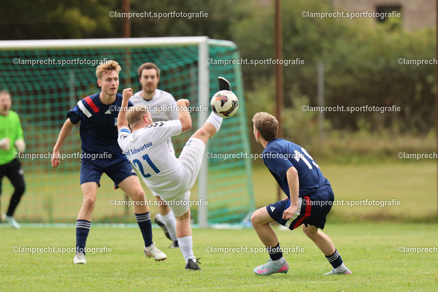 Fußball I Herren I Saison 2025-2026 I Kreisklasse A Süd-Ost I 6. Spieltag I SG Scharbeutz-Pönitz - VfL Bad Schwartau I 13.09.2025.016 | v.l. Lucas Seidel (21, VfL Bad Schwartau), Felix Nys Puck (19, SG Scharbeutz/Pönitz) - Realisiert mit Pictrs.com