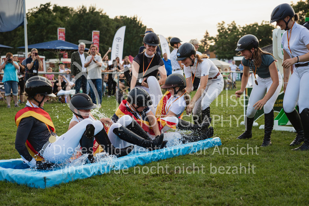 240719_LC_Mannschaft-794 | Deine schönsten Turniermomente als professionelle Fotos! Entdecke hochwertige Pferdesport-Fotografie im Online-Shop. Jetzt Fotos finden & bestellen!