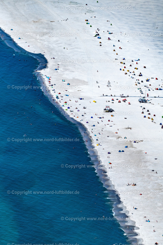 Amrum_Süddorf_Strand_ELS_8567130822 | NEBEL 13.08.2022 Sandstrand- Landschaft und Dünen- Schutzwall entlang des Küsten- Verlaufes in Nebel auf der Insel Amrum im Bundesland Schleswig-Holstein, Deutschland. Weiterführende Informationen bei: AmrumTouristik AöR. // Sandy beach landscape and dune protective wall along the coast in Nebel on the island of Amrum in the state Schleswig-Holstein, Germany. Further information at: AmrumTouristik AoeR. Foto: Martin Elsen