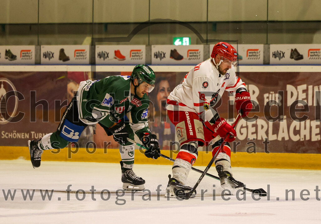 2023-10-20_076_TSV_Erding_gegen_EHC_Klostersee | Erding, Deutschland, 20.10.2023:.Eishockey, Bayernliga Vorrunde 2023 / 2024, 2. Spieltag, TSV Erding gegen EHC Klostersee, Endergebnis: 7:2..Jan Fiedler (EHC Klostersee, #15), Mario Strobel (Erding Gladiators, #19)..Foto: Christian Riedel / fotografie-riedel.net