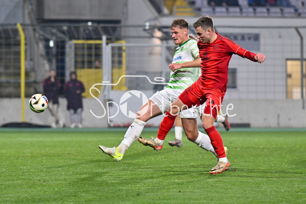 FC Bayern Amateure - SpVgg Greuther Fürth II | Timo KERN (FC Bayern München II #10) ist vor Vin KASTULL (Spvgg #5) am Ball / Zweikampf / duell / Regionalliga Bayern: FC Bayern Muenchen II - SpVgg Greuther Fuerth II, Gruenwalder Stadion am am 29.10.2024