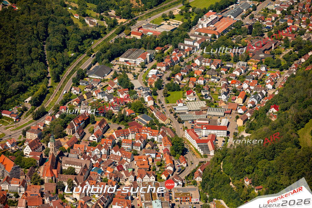 Das Luftbild zeigt :  Bad Urach - Die Luftaufnahme wurde 2024 vom UL-Flugzeug aus erstellt ( keine Drohne ) - Hochauflösende Luftaufnahme - Für grossformatige Ausdrucke geeignet. Die Geschenkidee !Mit Lizenz und Bildrechte bestellbar