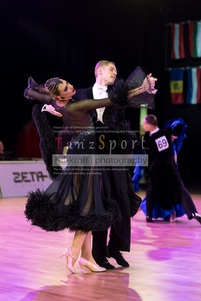 20241215_WDSF_Int_Open_Std-Riga-8864 | Tanzsportbilder, Standardtanz, Lateintanz, WDSF, DTV, LTVB, dancecomp, goc, hessen tanzt, blaues band der spree, walzer, tango, wiener walzer, slowfox, quickstepp, samba, rumba, cha-cha-cha, paso doble. jive, hd-kroft photography, turniertanzsport