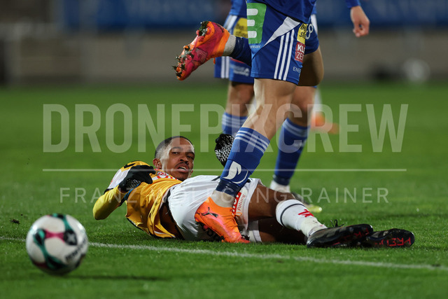 TSV Egger Glas Hartberg vs SV Oberbank Ried – Austrian Bundesliga Match | The image shows Antonio Van Wyk (Ried) after a foul, at the Bundesliga match TSV Hartberg vs SV Ried at Profertil Arena Hartberg. 22.11.2025